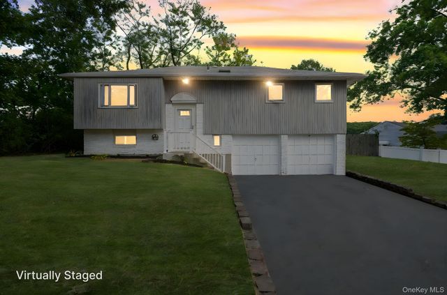 10 Elayne Court, Smithtown, NY 11787