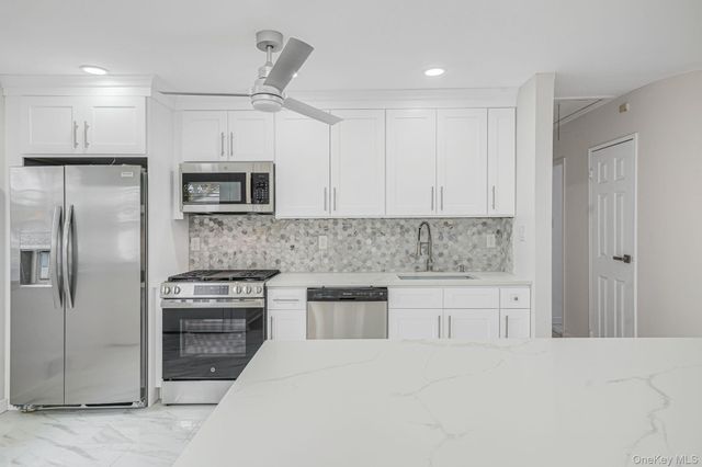 10 Elayne Court, Smithtown, NY 11787