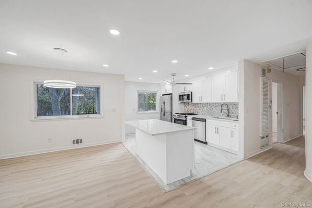 10 Elayne Court, Smithtown, NY 11787