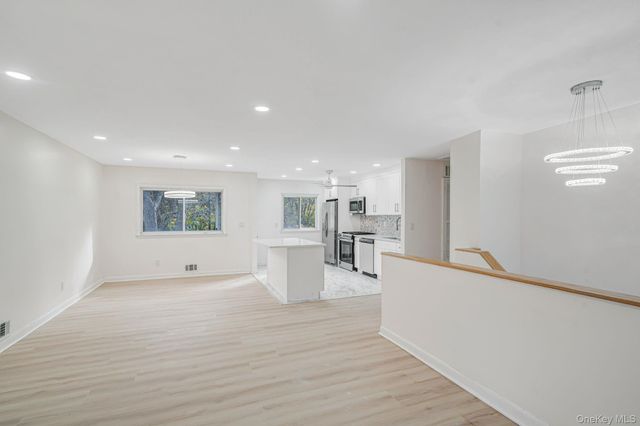 10 Elayne Court, Smithtown, NY 11787