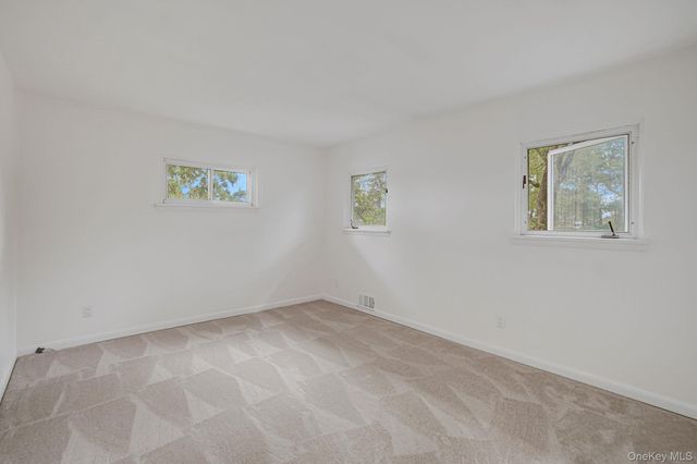 10 Elayne Court, Smithtown, NY 11787