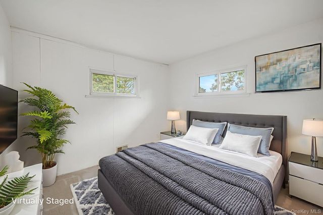 10 Elayne Court, Smithtown, NY 11787