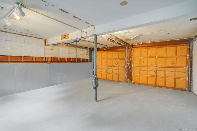 10 Elayne Court, Smithtown, NY 11787