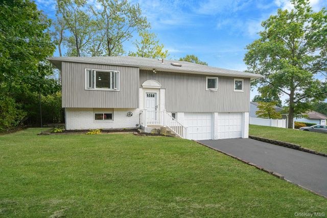 10 Elayne Court, Smithtown, NY 11787