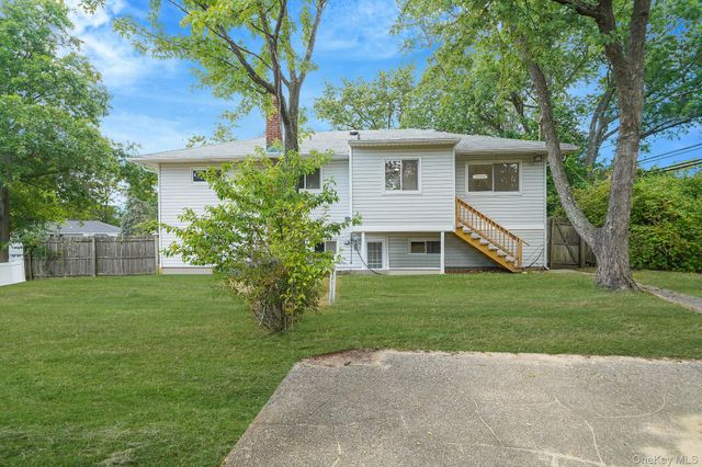 10 Elayne Court, Smithtown, NY 11787