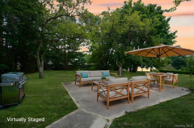 10 Elayne Court, Smithtown, NY 11787