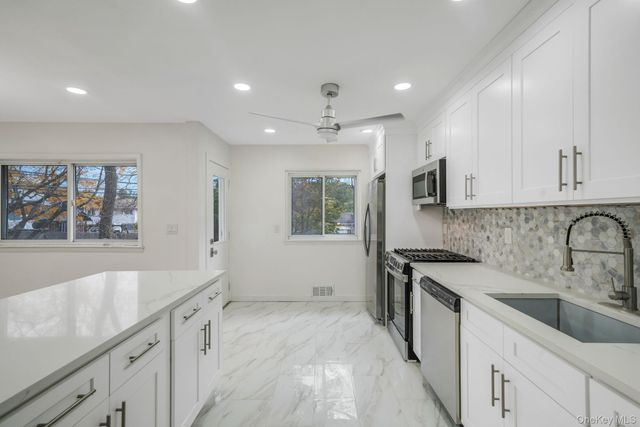 10 Elayne Court, Smithtown, NY 11787