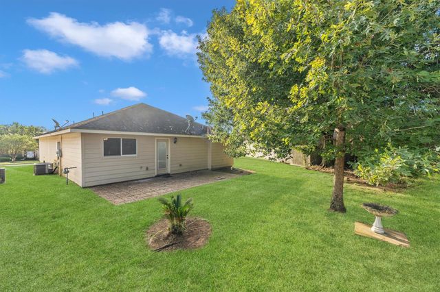 135 Snug Harbor Drive, Conroe, TX 77356