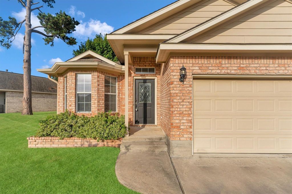 135 Snug Harbor Drive, Conroe, TX 77356