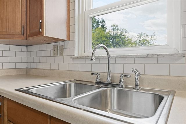 12000 Lee Dr, North Huntingdon, PA 15642