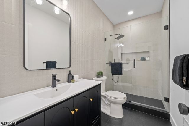 24 Richard Scott Ct, Haledon Boro, NJ 07508