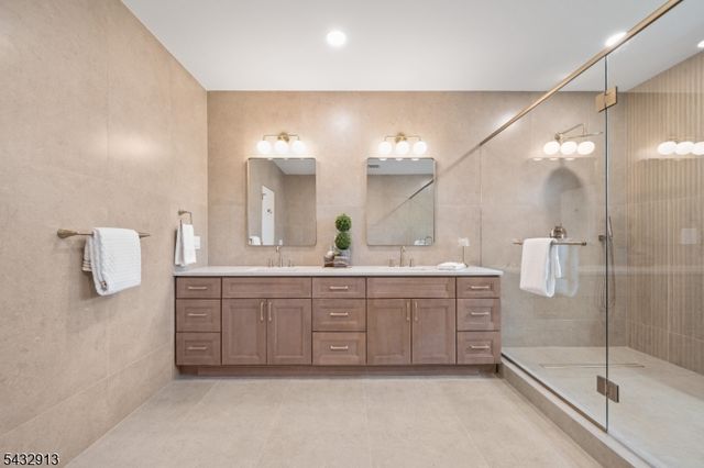 24 Richard Scott Ct, Haledon Boro, NJ 07508