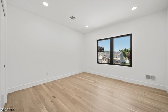 24 Richard Scott Ct, Haledon Boro, NJ 07508