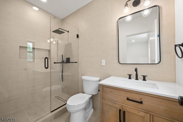 24 Richard Scott Ct, Haledon Boro, NJ 07508