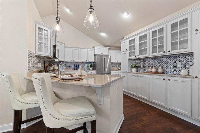 1013 Ann Marie WAY, Oconomowoc, WI 53066