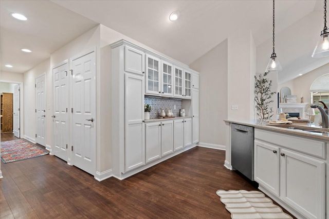 1013 Ann Marie WAY, Oconomowoc, WI 53066