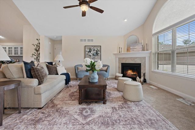 1013 Ann Marie WAY, Oconomowoc, WI 53066