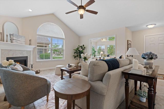 1013 Ann Marie WAY, Oconomowoc, WI 53066