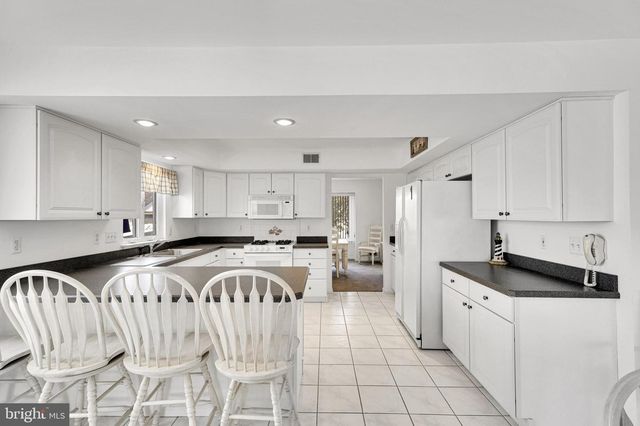 32 STEERAGE WAY, Bayville, NJ 08721