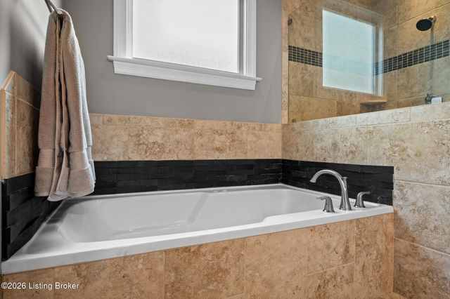 11006 Kings Crown Dr, Prospect, KY 40059