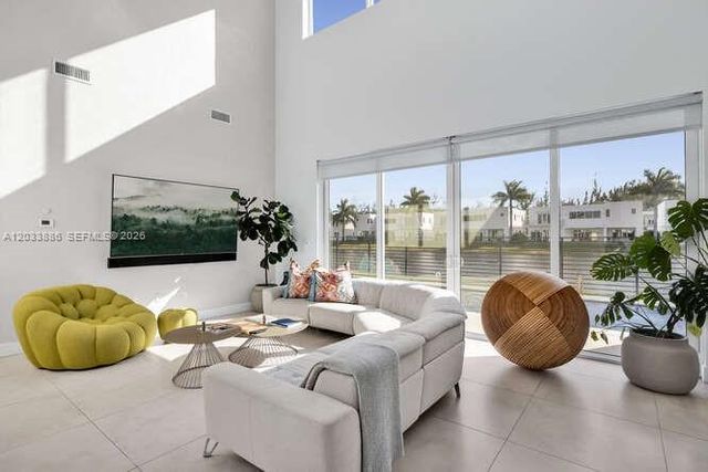 10250 NW 75th Ter, Doral, FL 33178