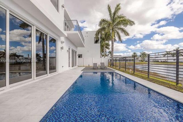 10250 NW 75th Ter, Doral, FL 33178