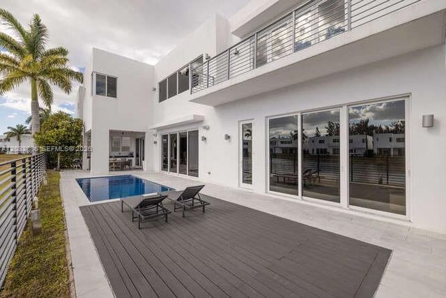 10250 NW 75th Ter, Doral, FL 33178