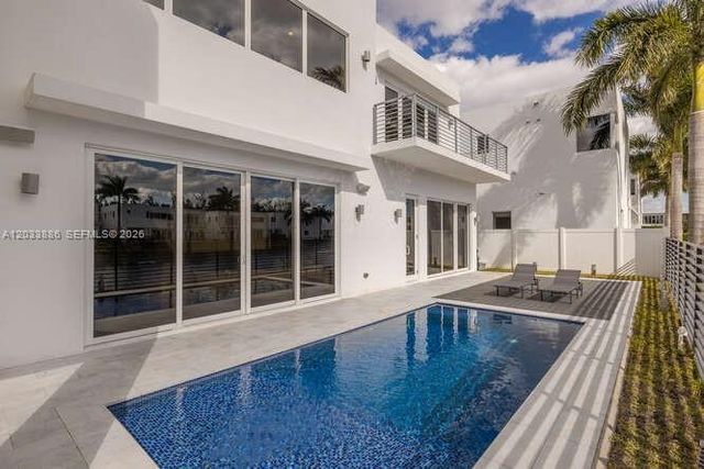 10250 NW 75th Ter, Doral, FL 33178