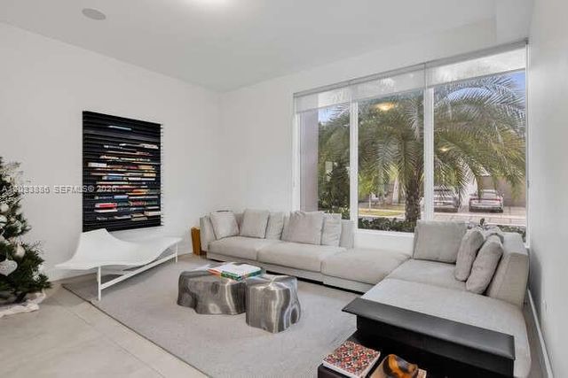10250 NW 75th Ter, Doral, FL 33178