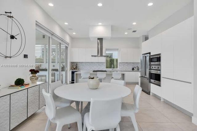 10250 NW 75th Ter, Doral, FL 33178