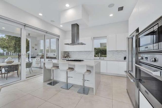 10250 NW 75th Ter, Doral, FL 33178