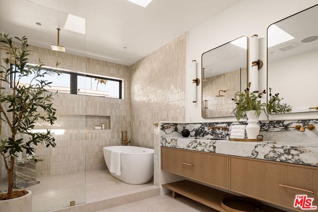 8006 Nardian Way, Los Angeles, CA 90045