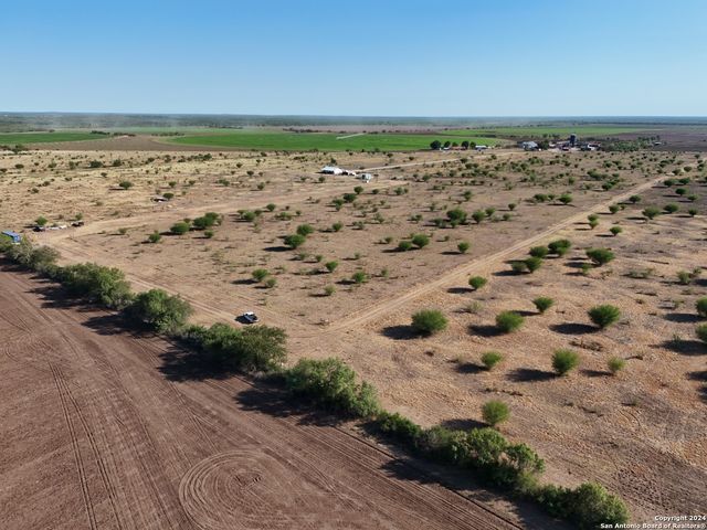 3211 CR 301, Knippa, TX 78870