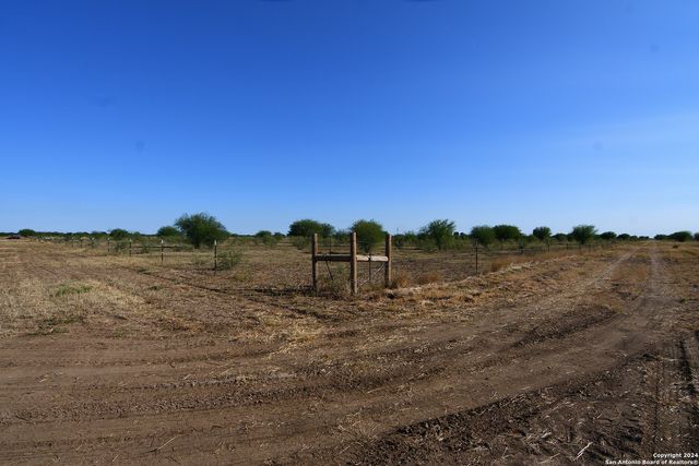 3211 CR 301, Knippa, TX 78870