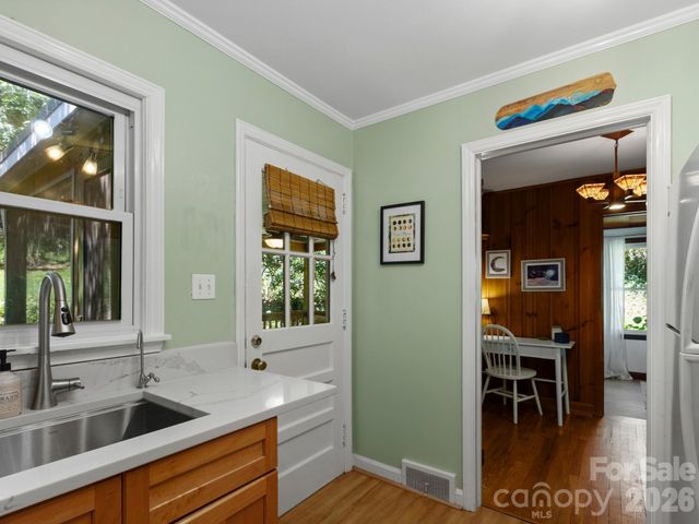 28 Arthur Road, Asheville, NC 28806