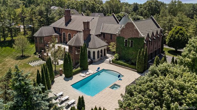 2370 Pond Vallee Drive, Oakland Charter Township, MI 48363