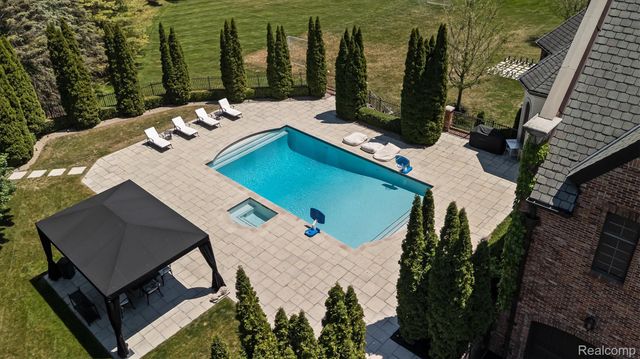 2370 Pond Vallee Drive, Oakland Charter Township, MI 48363