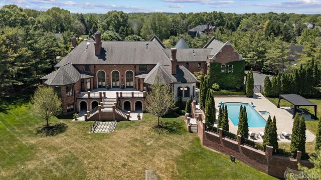 2370 Pond Vallee Drive, Oakland Charter Township, MI 48363