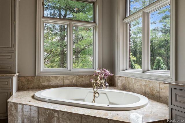 2370 Pond Vallee Drive, Oakland Charter Township, MI 48363