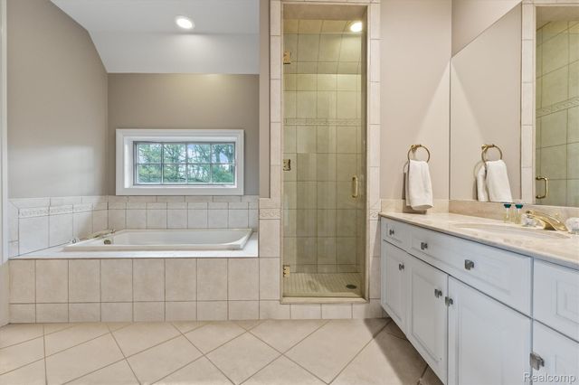 2370 Pond Vallee Drive, Oakland Charter Township, MI 48363