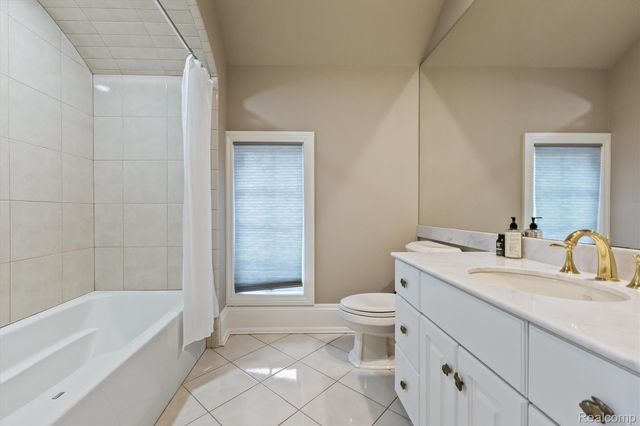 2370 Pond Vallee Drive, Oakland Charter Township, MI 48363