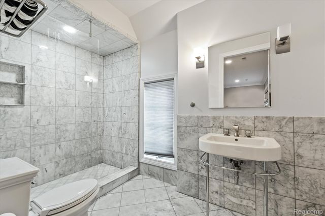 2370 Pond Vallee Drive, Oakland Charter Township, MI 48363
