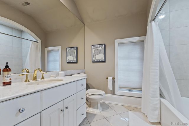 2370 Pond Vallee Drive, Oakland Charter Township, MI 48363