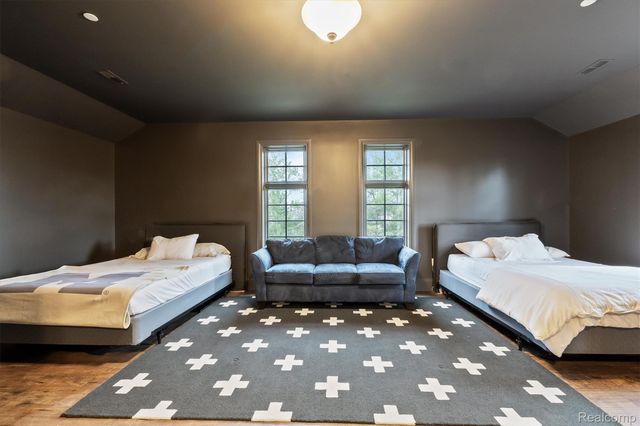 2370 Pond Vallee Drive, Oakland Charter Township, MI 48363