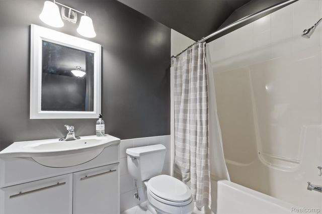 2370 Pond Vallee Drive, Oakland Charter Township, MI 48363
