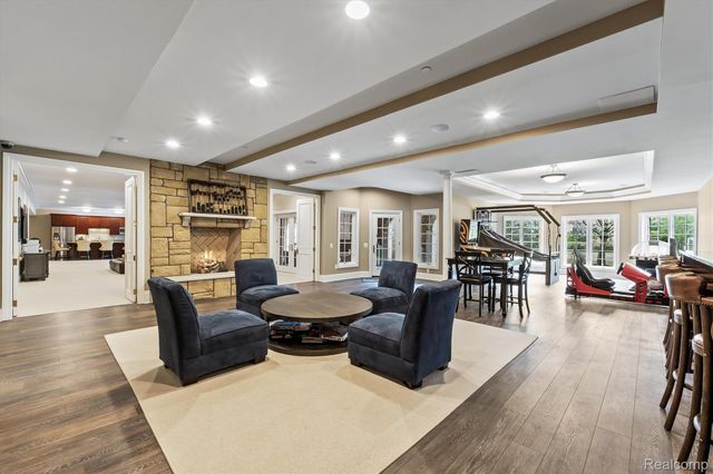 2370 Pond Vallee Drive, Oakland Charter Township, MI 48363