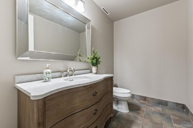 2370 Pond Vallee Drive, Oakland Charter Township, MI 48363
