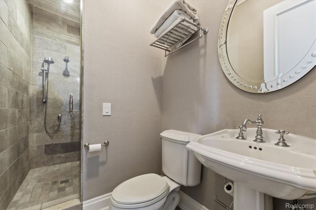 2370 Pond Vallee Drive, Oakland Charter Township, MI 48363