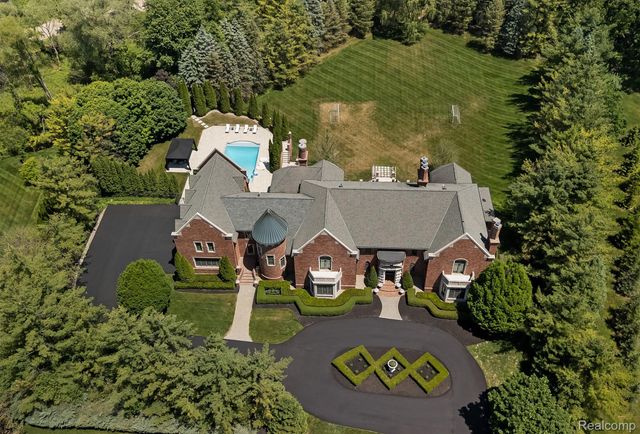 2370 Pond Vallee Drive, Oakland Charter Township, MI 48363
