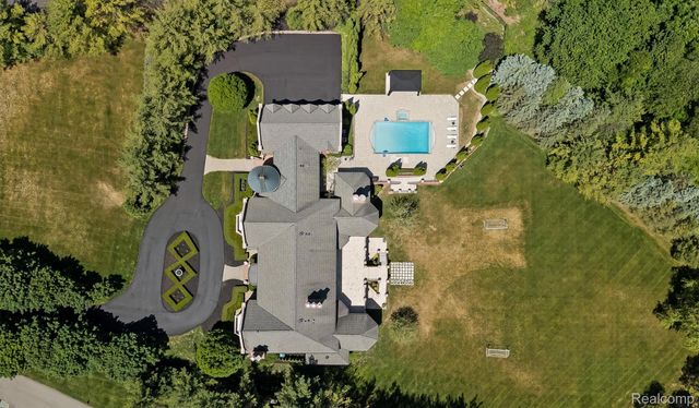 2370 Pond Vallee Drive, Oakland Charter Township, MI 48363